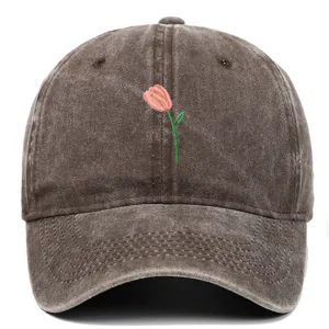 Vue détaillée de la broderie tulipe rose sur une casquette de baseball gris lavé