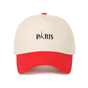 Detaillierte Vorderansicht der zweifarbigen Baseballkappe mit Paris-Stickmotiv