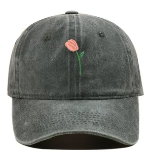 Vue détaillée d'une casquette de baseball en coton délavé gris foncé avec broderie tulipe.