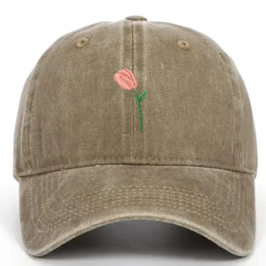Vue détaillée d'une casquette de baseball vintage délavée avec broderie de tulipe rose