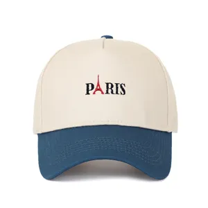 Detailansicht der Paris-Stickerei mit Eiffelturm auf einer zweifarbigen Baseballkappe.