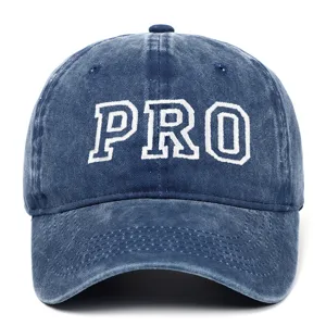 Detalle de bordado PRO en gorra de béisbol de mezclilla lavada azul para padres e hijos