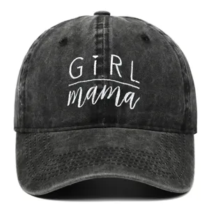 Détail de la casquette de baseball noire délavée avec broderie 'GIRL mama' blanche