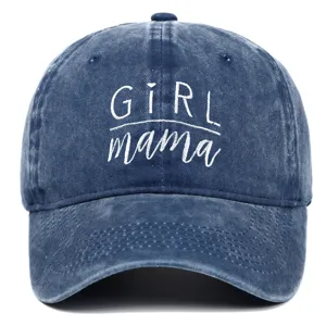 Gros plan sur la broderie blanche GIRL mama d'une casquette de baseball vintage en jean bleu.