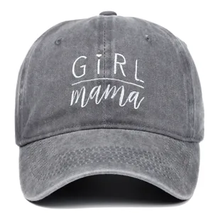 Gros plan de la casquette de baseball en coton lavé gris avec broderie GIRL mama.
