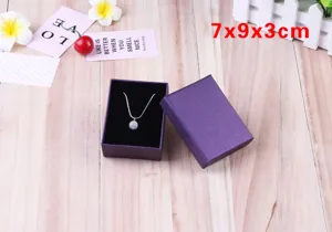 Gedetailleerde weergave van een elegante paarse sieradendoos met de maat 7x9x3cm