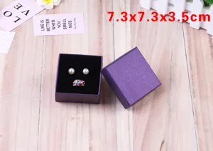 Detailopname van een paarse sieradendoos van 7,3 cm met zwart fluwelen displaykussen