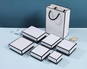 Set weißer Schmuckschatullen im Chanel-Stil mit passender Geschenktüte und schwarzem Rand
