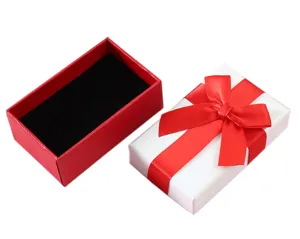 Elegante caja de regalo para joyas en rojo y blanco con lazo de cinta roja y terciopelo