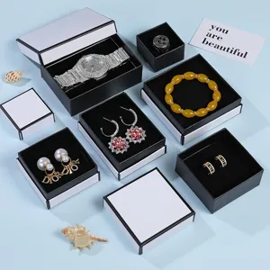 Sortiment an eleganten schwarz-weißen Schmuck-Geschenkboxen für Ringe und Ohrringe.