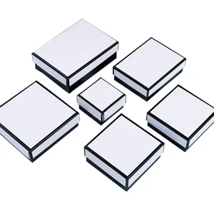 Minimalistische weiße Schmuckschachteln mit schwarzem Rand in verschiedenen Größen