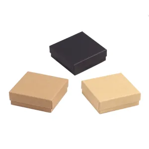 Cajas de regalo cuadradas para joyas de papel kraft en negro y marrón para collares y pulseras.