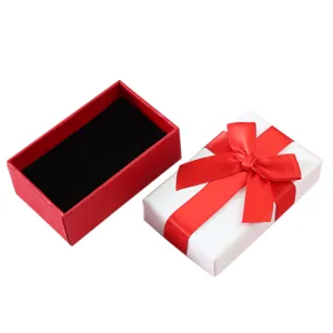 Elegante caja de regalo para joyas roja y blanca con un lazo de cinta para collares