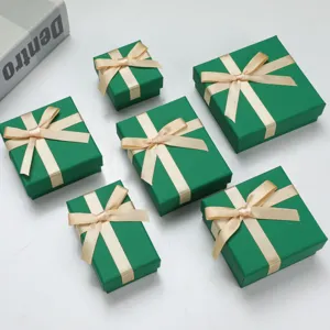 Assortimento di scatole regalo per gioielli verde oceano con eleganti fiocchi crema