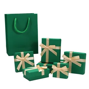 Set di scatole regalo per gioielli verde scuro con fiocchi champagne e borsa coordinata.