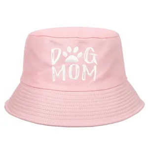 Detalle del bordado blanco Dog Mom con huella en sombrero de pescador rosa