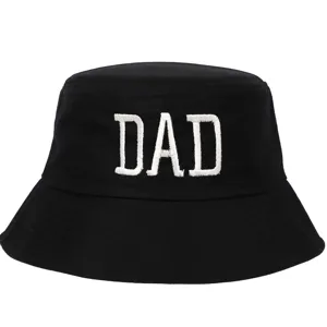 Primer plano del sombrero de pescador de algodón negro con bordado DAD blanco y ala ancha