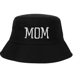 Vista detallada de un sombrero de pescador de algodón negro con bordado MOM blanco