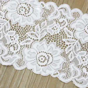 Witte elastische kantstof 15 cm breed, ideaal voor naaien, kledingontwerp en knutselen.