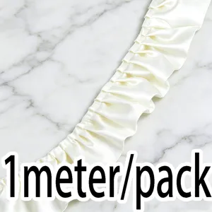 Vue rapprochée d'une bordure plissée en satin blanc, détail d'accessoire de couture.