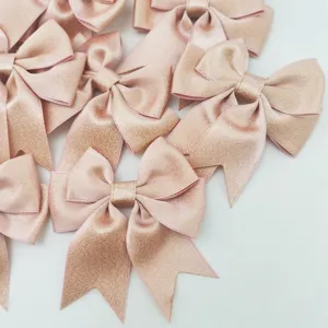 Noeuds de ruban perlé rose en satin de polyester pour la décoration artisanale et le bricolage.