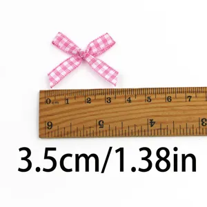 Primo piano di un grazioso fiocco in nastro a quadretti rosa da 3,5 cm per lavori creativi.