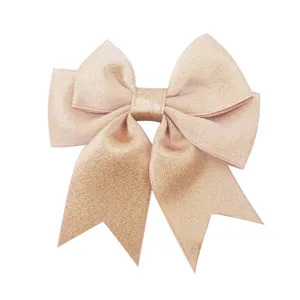 Noeud en ruban scintillant rose pour décoration, matière satin polyester brillant, beau détail.