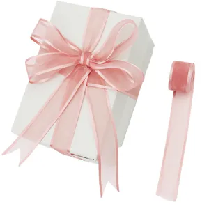 Dettaglio nastro in organza rosa con tessuto trasparente e fiocco per confezioni regalo.