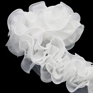 Primo piano di finiture in pizzo chiffon a doppio strato bianco per cucito fai-da-te.