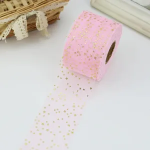 Rosa Tüllband Rolle mit goldenen Sternen, ideal für Geschenkverpackung und Floristik.