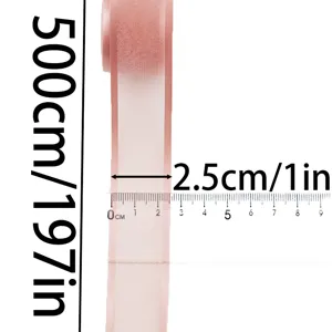 Vista dettagliata del nastro in organza rosa, che mostra chiaramente la larghezza di 2,5 cm.