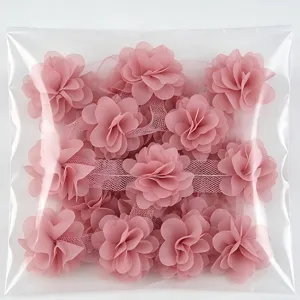 Close-up detail van roze chiffon bloem kant afwerking stof, delicaat ontwerp voor DIY ambachten.