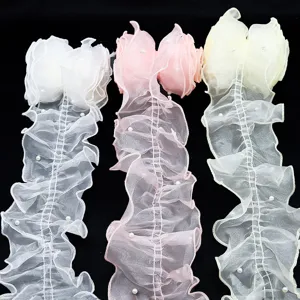 Ribete de encaje plisado de organza de 11 cm con perlas, vista detallada para ropa y manualidades.