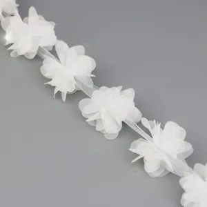 Detailopname witte chiffon bloem kant afwerking, delicaat bloem design voor ambacht decor.