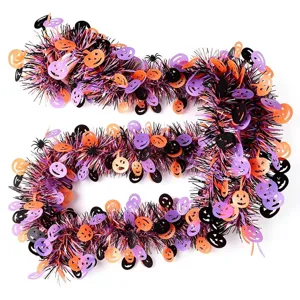 Halloween klatergoud slingers met pompoenen en spinnen voor feestelijke huisdecoratie.