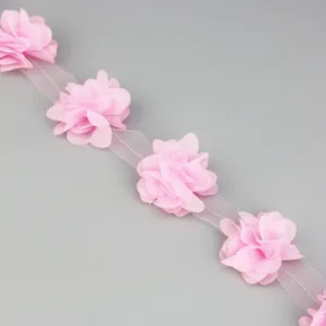 Gedetailleerd overzicht van 50 mm brede roze chiffon bloemen kantlint voor ambachten.