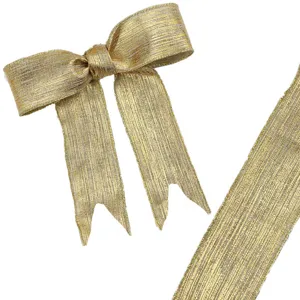 Goldenes metallisches Weihnachtsband Detail, 5cm breiter Drahtrand Stoff für DIY Schleifen.