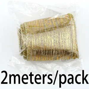 Nahaufnahme der goldenen Metallic-Weihnachtsbandrolle mit Drahtkante, 5 cm Breitenpackung.