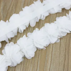 Detalle de adorno de encaje de gasa blanca para manualidades de costura y decoraciones DIY.