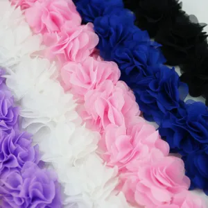 Detalle de cinta de encaje de gasa con flores multicolores rizadas para costura y manualidades.