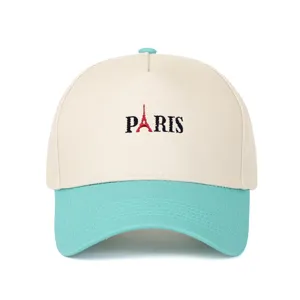 Detaillierte Vorderansicht einer zweifarbigen Baseballkappe mit PARIS-Eiffelturm-Stickerei