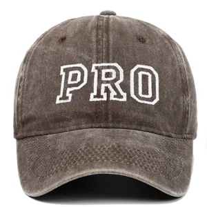 Vista frontal de gorra de béisbol de algodón lavado con bordado PRO blanco en gris oscuro
