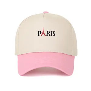 Vorderansicht einer zweifarbigen beige-rosa Basecap mit Paris Stickerei-Details