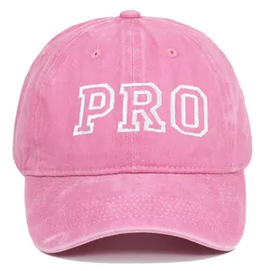 Detalle de una gorra de béisbol de algodón lavado rosa con bordado PRO en blanco