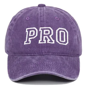 Vista de cerca del bordado PRO blanco en una gorra de béisbol de color púrpura retro