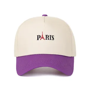 Detailansicht einer beige-violetten Baseballkappe mit Paris-Eiffelturm-Stickerei