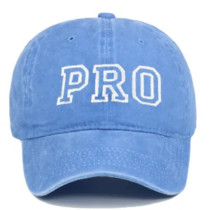 Vista detallada de una gorra de béisbol de algodón lavado azul con bordado PRO blanco