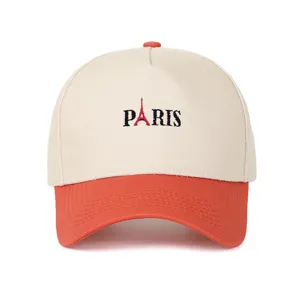 Detailansicht der PARIS-Stickerei auf einer zweifarbigen beige-orangen Baseballkappe