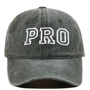 Detalle de primer plano de una gorra de béisbol gris lavado vintage con bordado 'PRO'.