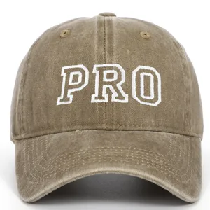 Vista detallada de una gorra de béisbol de algodón marrón con bordado de letras PRO en blanco.